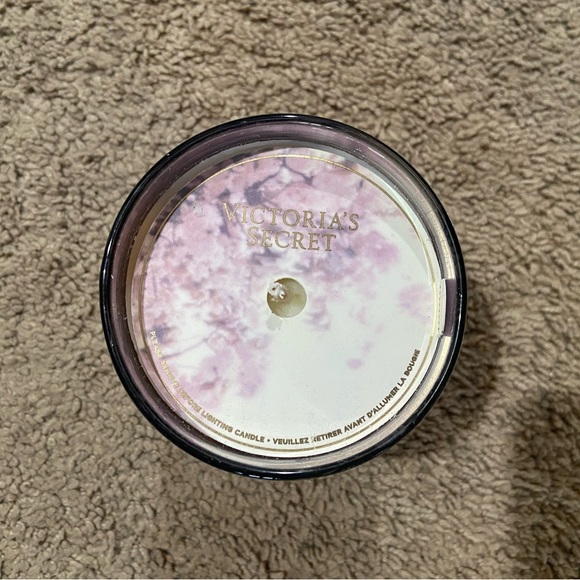 VICTORIA'S SECRET VELVET PETALS SCENTED GLASS JAR SINGLE WICK CANDLE 9oz. - Picture 2 of 5